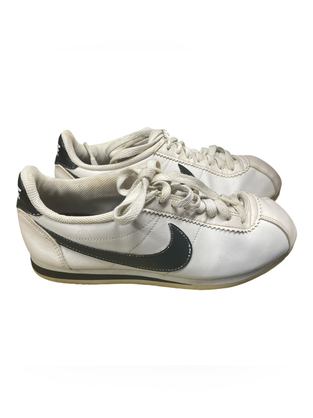 H1- Nike 8.5 White and Black Sneakers